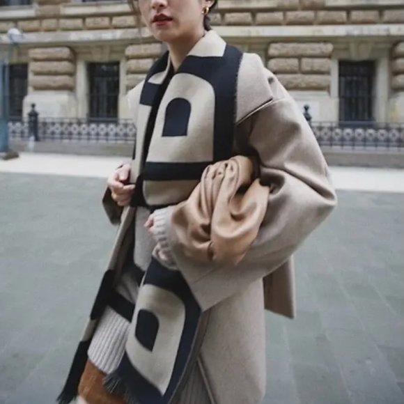 NWT BURBERRY Logo Fringed Wool Jacquard Scarf - Beige Black - Picture 6 of 14